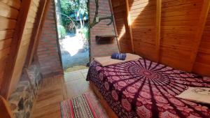 una stanza con un letto con un ombrello sopra di Camping Nomadas a Bonito