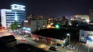 Nespecifikovaný výhled na destinaci Čondžu nebo výhled na město při pohledu z penzionu