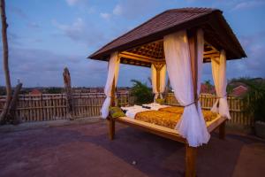 cenador con cama en el patio en Buana Bali Villas & Spa, en Jimbaran