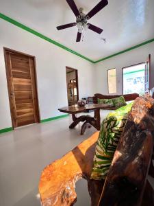 sala de estar con ventilador de techo y sofá en NOGS Homestay, near Magpupungko, Siargao Island Surfings Spots en Pilar