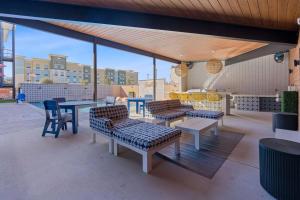 un patio con sofás, mesas y sillas en Luxury Condo in Prime Location (Pet-Friendly), en New Braunfels