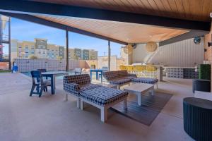 Χώρος καθιστικού στο Luxury Condo in Prime Location (Pet-Friendly)