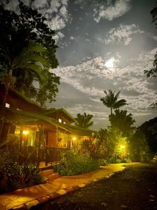 una casa con las luces encendidas por la noche en Blue River Resort & Hot Springs en Colonia Dos Ríos