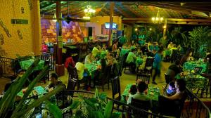 un grupo de personas sentadas en mesas en un restaurante en Blue River Resort & Hot Springs en Colonia Dos Ríos