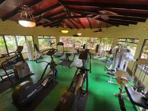 un gimnasio con un montón de bicicletas estáticas en Blue River Resort & Hot Springs en Colonia Dos Ríos