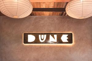 een bord op een tafel met twee lichten erop bij Dune Seseh in Munggu