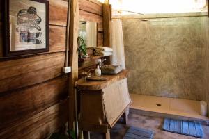 a bathroom with a sink and a shower at Cinduli Finca Orgánica Cacaotera in Guachaca