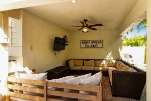 sala de estar con sofá y ventilador de techo en Time for the Sea - Holmes Beach, FL, en Holmes Beach