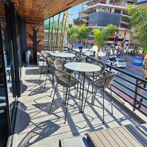 eine Terrasse mit Tischen und Stühlen auf dem Balkon in der Unterkunft HOTEL RIO RITA in Tijuana