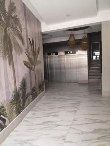 an office lobby with palm trees mural on the wall at Departamento Temporario San Pedro in San Pedro