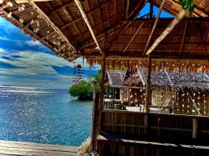 un complejo con vistas al agua en Avinsea Homestay, en Besir 7 fotos más