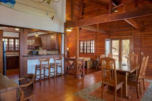 eine Küche und ein Esszimmer mit einem Tisch und Stühlen in der Unterkunft Casa Amico Beach House in El Gigante