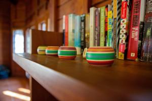 drei bunte Schalen auf einem Regal in einer Bibliothek in der Unterkunft Casa Amico Beach House in El Gigante