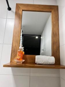 espejo en un estante del baño en Skyview Studio en Puyo