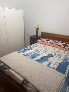 ein Schlafzimmer mit einem Bett und einer Kommode in der Unterkunft Leafy garden in Sydney