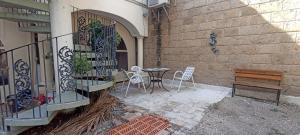 eine Terrasse mit einem Tisch, Stühlen und einem Zaun in der Unterkunft Hotel Teui Formarte Grupos in Celaya