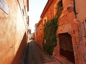 un callejón estrecho con un edificio y una puerta en Apartamento Sant Pere Pescador, 3 dormitorios, 6 personas - ES-89-122, en Sant Pere Pescador