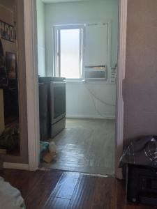 um quarto vazio com uma cozinha com uma janela em Turtles Spot em Las Vegas