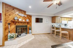 eine Küche und ein Wohnzimmer mit einem Kamin in der Unterkunft Light House 603 in Wisconsin Dells