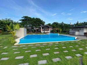 Bazén v ubytování Raja Farm Private Resort nebo v jeho okolí
