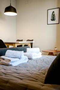 a pile of towels sitting on top of a bed at 4) Hermoso departamento cómodo y equipado! in Godoy Cruz