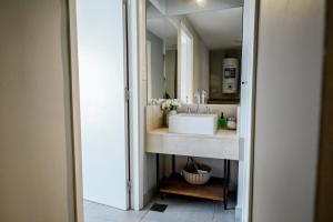 a bathroom with a sink and a mirror at 4) Hermoso departamento cómodo y equipado! in Godoy Cruz +15 photos