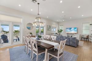 een eetkamer en een woonkamer met een tafel en stoelen bij Kiskadee - Private beachhouse wih pool home in South Padre Island
