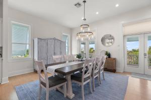 een eetkamer met een tafel en stoelen bij Kiskadee - Private beachhouse wih pool home in South Padre Island