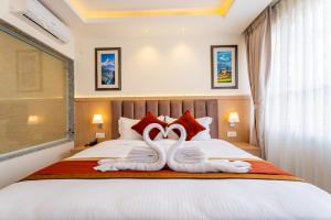 Rúm í herbergi á Hotel Crystal Pashupati
