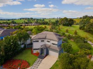 Wonga Park的住宿－Yarra Valley Serenity House in Golf Course Resort，享有带庭院的房屋的空中景致