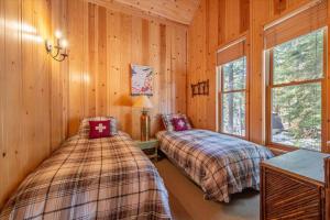 a bedroom with two beds in a log cabin at Cozy Designer Decorated Cabin Near Slopes Fireplace Peekaboo Lakeview in Carnelian Bay