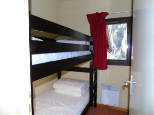 a bunk bed room with two bunk beds and a window at Appartement Valfréjus, 3 pièces, 8 personnes - FR-1-561-112 in Modane
