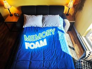 - un lit avec un panneau en mousse à mémoire de forme dans l'établissement 2 Full Beds, Rogers Place Downtown Central, Memorable 1 Bedroom Condo, à Edmonton
