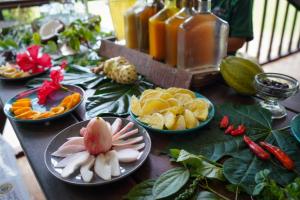 Dolphin Quest Costa Rica في Piedras Blancas: طاولة مقدمة مع أطباق من الفواكه والعصير