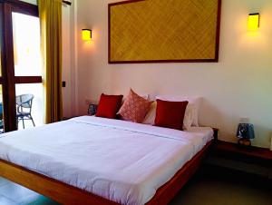 Voodi või voodid majutusasutuse The Tottam Beach Hotel - Trincomalee toas
