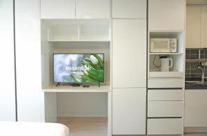 una sala de estar con TV en un armario blanco en Dahlbit stay, en Incheon