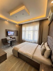 - une chambre avec un lit, un bureau et une table dans l'établissement taksim brand suit hotel, à Istanbul