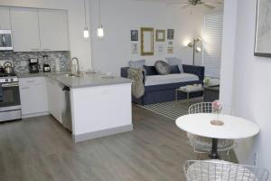 uma cozinha e sala de estar com um sofá e uma mesa em Belle Suite -8mins from Disney, Centrally Located! em Anaheim