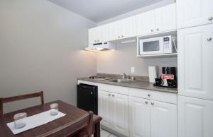 A cozinha ou cozinha compacta de Sandman Inn Cache Creek