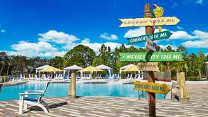 ein Schild vor einem Pool in der Unterkunft Top Villas - Festival Resort 3 in Orlando