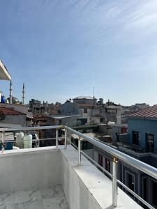 d'un balcon offrant une vue sur la ville. dans l'établissement taksim brand suit hotel, à Istanbul