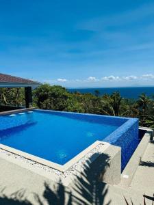 uma piscina com vista para o oceano em Casa Blanca em Puerto Galera