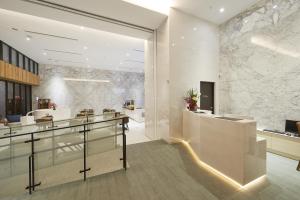 un vestíbulo con una gran pared de mármol en Hotel Z, en Taichung