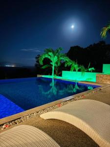 uma vista nocturna para uma piscina num resort em Casa Blanca em Puerto Galera