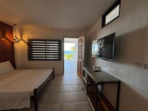 - une chambre avec un lit et une vue sur l'océan dans l'établissement Casa Blanca, à Puerto Galera