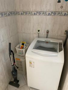 una lavadora y secadora en una esquina de una habitación en Apartment Atlantica, en Río de Janeiro