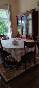 een eettafel met stoelen en een tafel met een wit tafelkleed bij Kaole Cosy Retreat in Bagamoyo