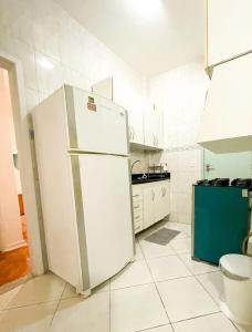uma cozinha com um frigorífico branco num quarto em Apartment Atlantica no Rio de Janeiro