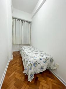 Un dormitorio con una cama con una manta. en Apartment Atlantica, en Río de Janeiro