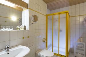 Koupelna v ubytování Hotel in den Herrnwiesen + 37 fotografií